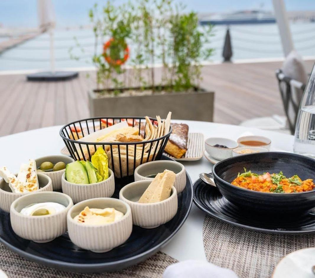 Mina Hotel And Residences By The Torch Доха Екстериор снимка Meze