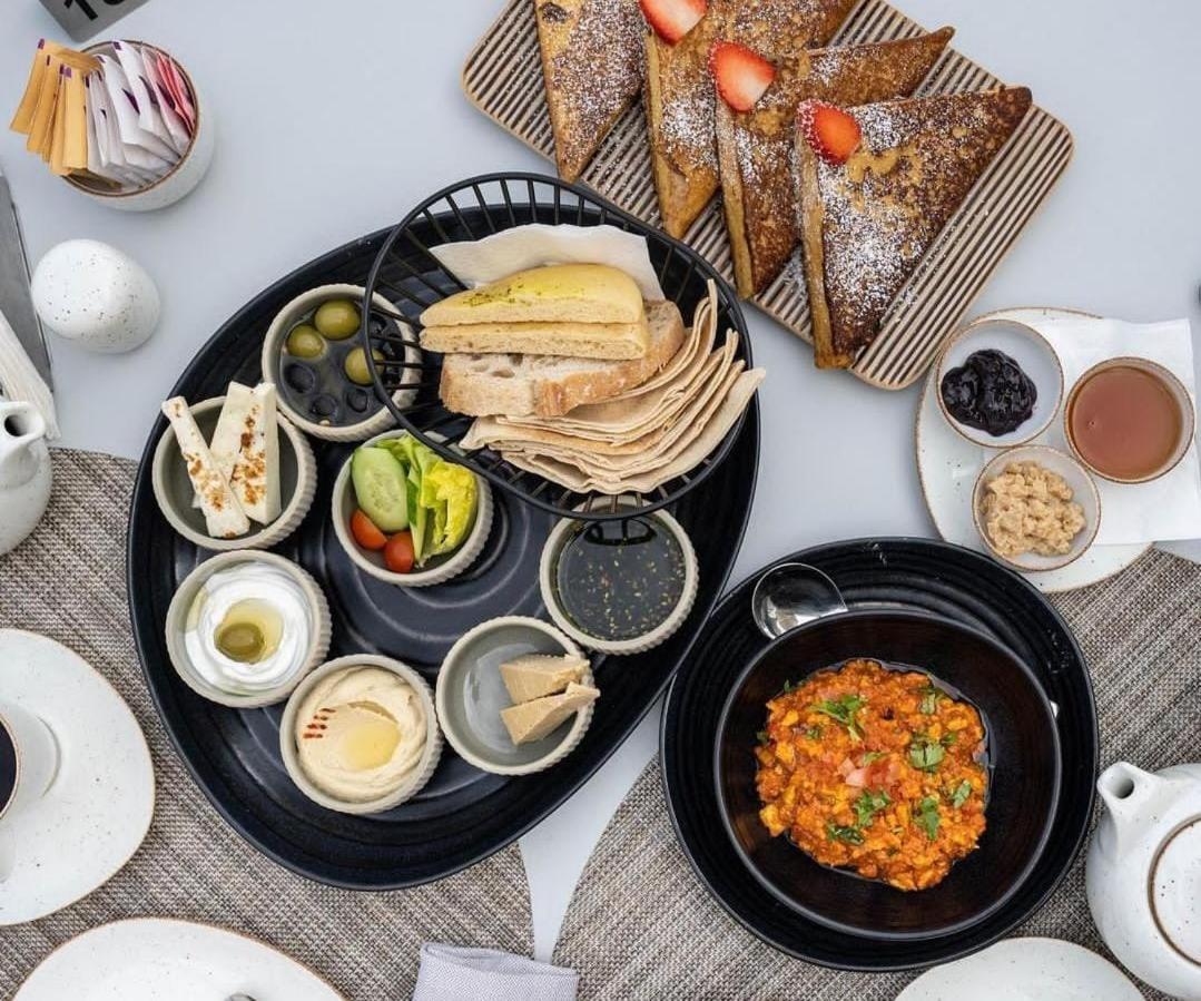 Mina Hotel And Residences By The Torch Доха Екстериор снимка Israeli breakfast