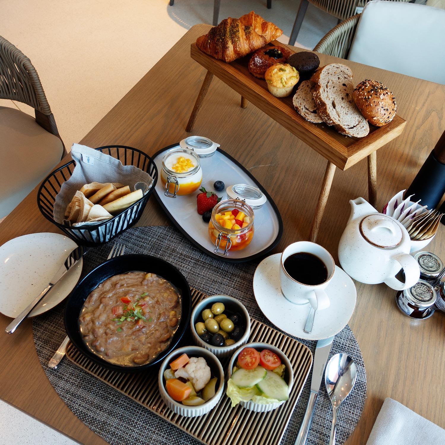 Mina Hotel And Residences By The Torch Доха Екстериор снимка Israeli breakfast